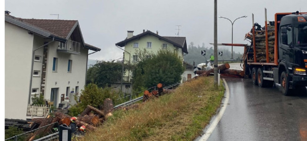 Un camion perde il legname che travolge un'auto